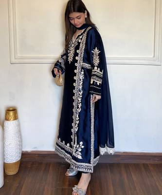 Navy-blue silk blend embroidered kurta set 2