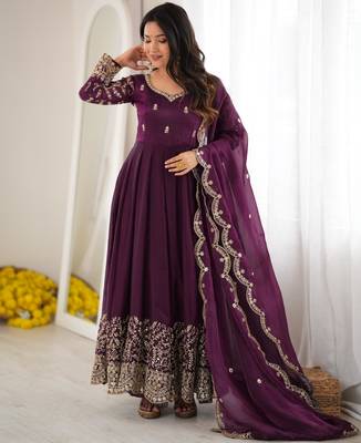 Purple silk blend embroidered flared gown set 3