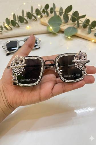 unisex oxidized sunglasses with boxy frame