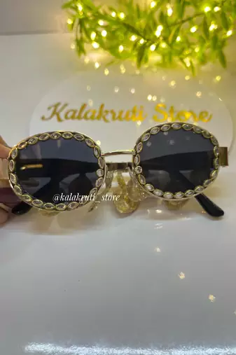Trendsetter combo of mirror and kundan