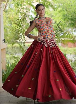 Kora Cotton Navratri Lehenga Choli with Heart Thread Embroidery, Gamthi Mirror Work & Latkan 5