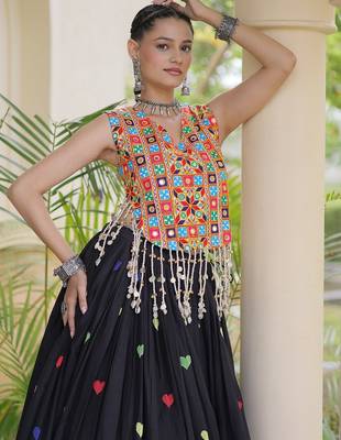 Kora Cotton Navratri Lehenga Choli with Thread Embroidery Gamthi Mirror Work & Latkan - free size 4
