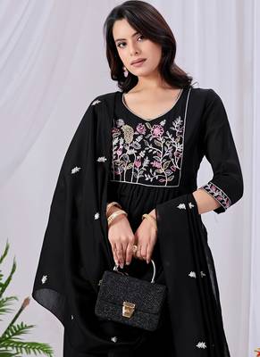 Black cotton embroidered kurta set 1