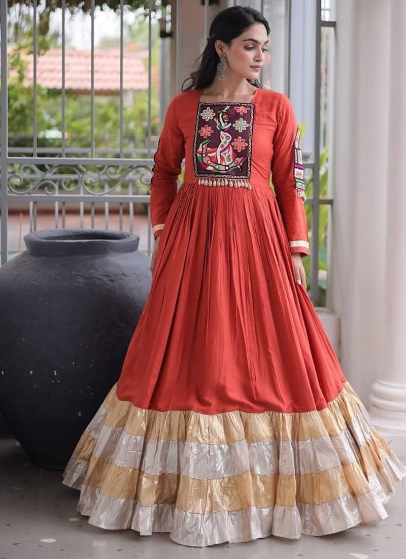 Reyon kutchi gamthi gown 12 meter flair 4-layer zari patta stitching full sleeves patch work