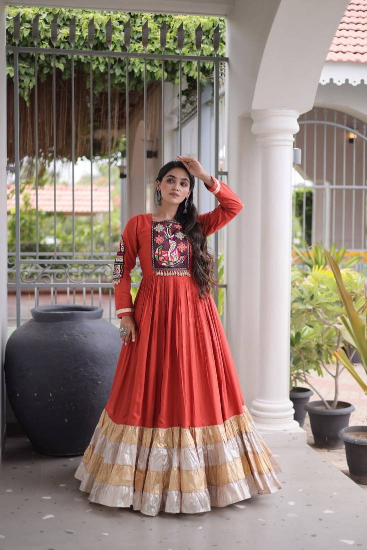 Reyon kutchi gamthi gown 12 meter flair 4-layer zari patta stitching full sleeves patch work