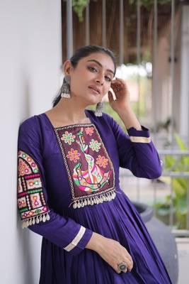 Reyon kutchi gamthi gown 12 meter flair 4-layer zari patta stitching full sleeves patch work  4