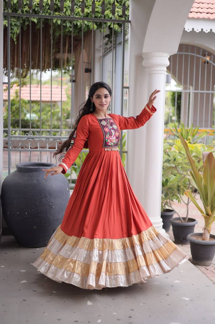Reyon kutchi gamthi gown 12 meter flair 4-layer zari patta stitching full sleeves patch work