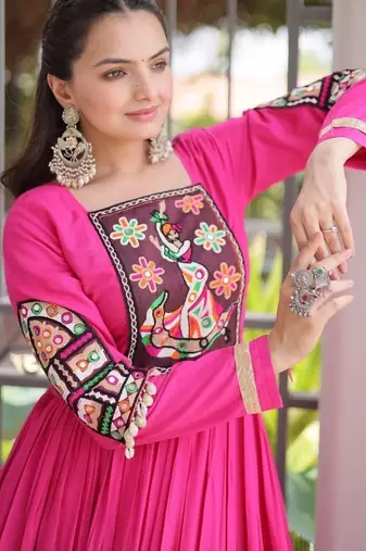 Reyon kutchi gamthi gown 12 meter flair 4-layer zari patta stitching full sleeves patch work