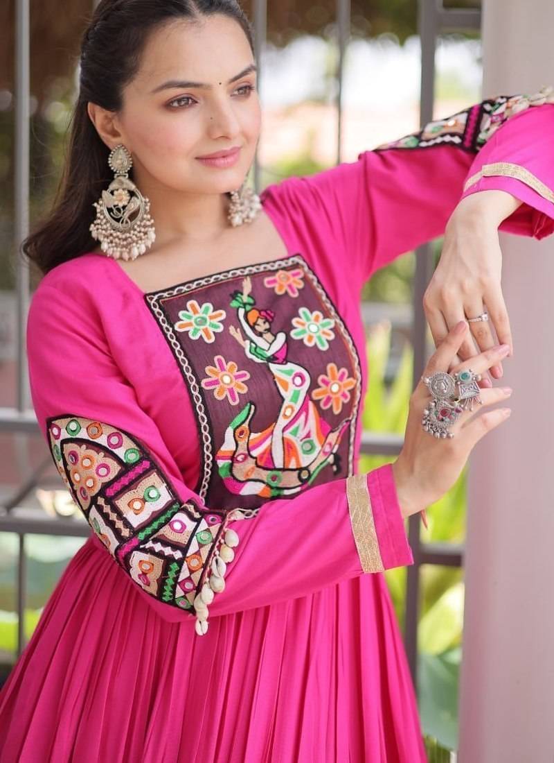 Reyon kutchi gamthi gown 12 meter flair 4-layer zari patta stitching full sleeves patch work