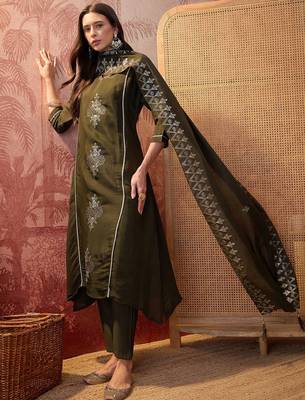 Bottle green chanderi cotton embroidered kurta set. 2