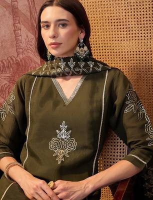 Bottle green chanderi cotton embroidered kurta set. 3