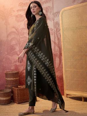 Bottle green chanderi cotton embroidered kurta set. 4