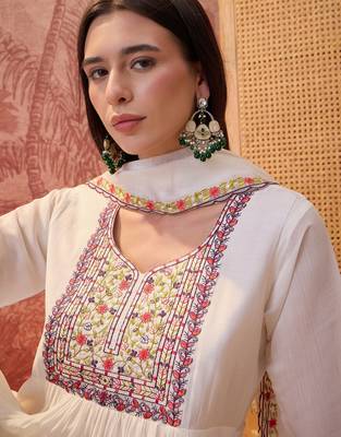 Cream chanderi cotton embroidered kurta set. 3