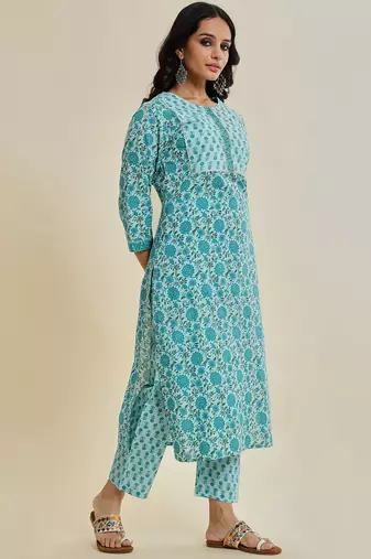 Floral Printed Regular Kurta with Trousers & With Dupatta