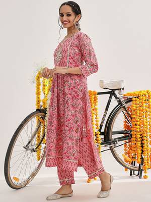 Pink Ethnic Motifs Printed Thread Work Straight Kurta & Trousers With Dupatta 7
