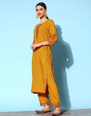 Women Ethnic Motifs Silk Blend Hyper Texture Kurta Set 2