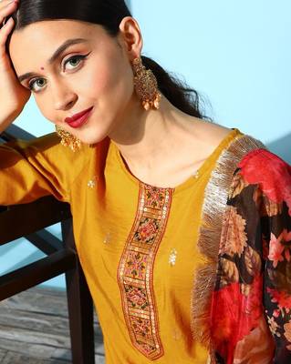 Women Ethnic Motifs Silk Blend Hyper Texture Kurta Set 3