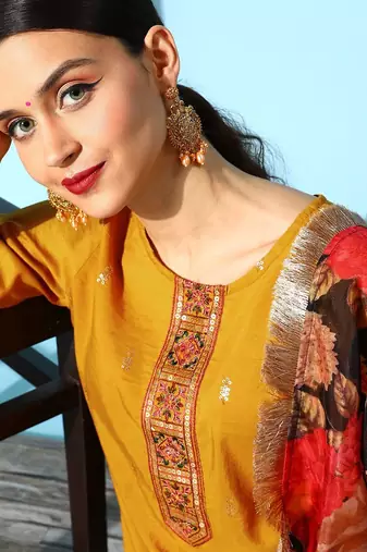 Women Ethnic Motifs Silk Blend Hyper Texture Kurta Set