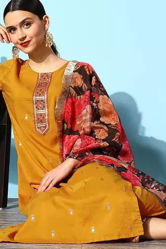 Women Ethnic Motifs Silk Blend Hyper Texture Kurta Set