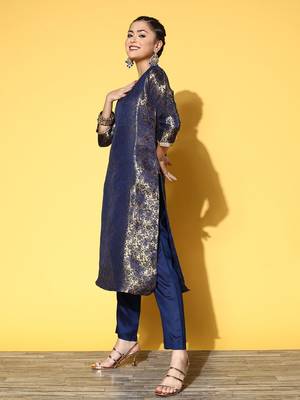 Women Floral Silk Blend Woven Metallic Kurta Set 4