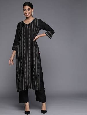 Women Black Printed Kurta with Trousers 1