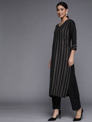 Women Black Printed Kurta with Trousers 4