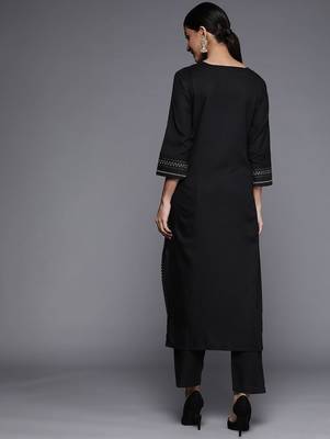 Women Black Printed Kurta with Trousers 5