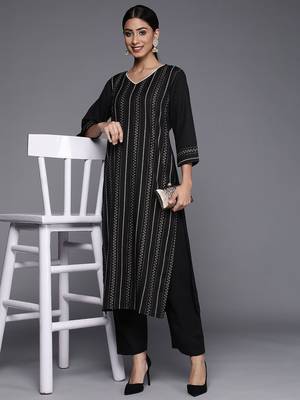 Women Black Printed Kurta with Trousers 6