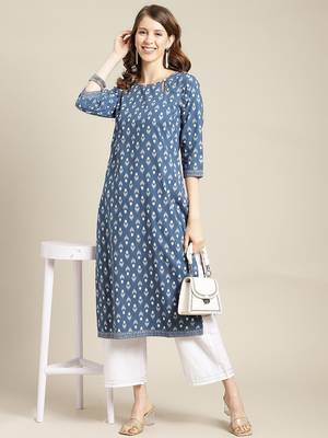 Women Blue Ethnic Motifs Printed Kurta with Trousers 6