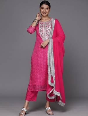 Women Floral Yoke Design Bandhani Kurta with Trousers & Dupatta 1