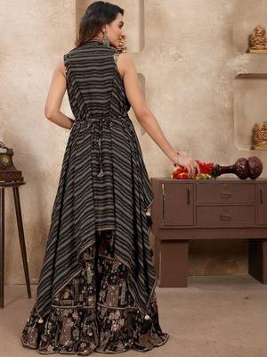 Women Embroidered Viscose Rayon Kurta Sets 5