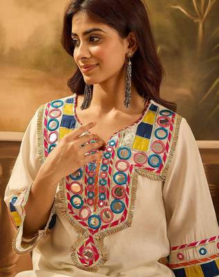 Floral Embroidered Round Neck Thread Work Straight Kurta With Trousers & Bag 2