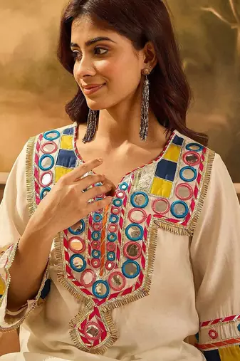 Floral Embroidered Round Neck Thread Work Straight Kurta With Trousers & Bag