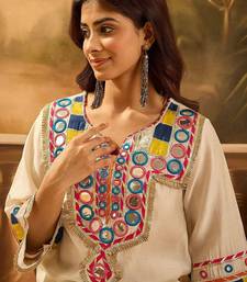 Floral Embroidered Round Neck Thread Work Straight Kurta With Trousers & Bag