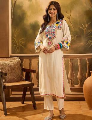 Floral Embroidered Round Neck Thread Work Straight Kurta With Trousers & Bag 3