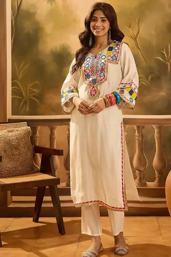 Floral Embroidered Round Neck Thread Work Straight Kurta With Trousers & Bag