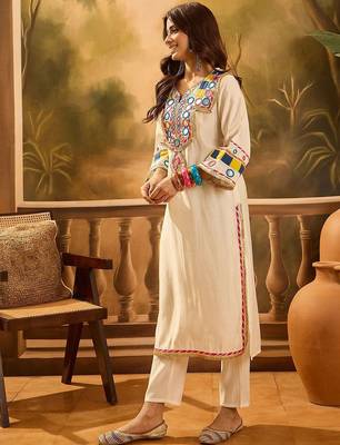Floral Embroidered Round Neck Thread Work Straight Kurta With Trousers & Bag 1