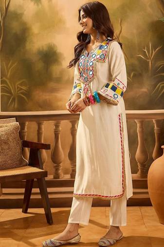 Floral Embroidered Round Neck Thread Work Straight Kurta With Trousers & Bag
