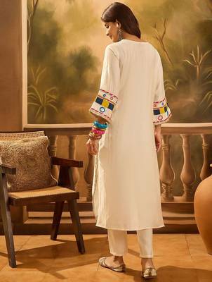 Floral Embroidered Round Neck Thread Work Straight Kurta With Trousers & Bag 4