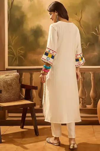 Floral Embroidered Round Neck Thread Work Straight Kurta With Trousers & Bag