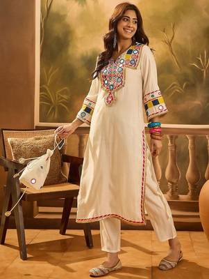 Floral Embroidered Round Neck Thread Work Straight Kurta With Trousers & Bag 5