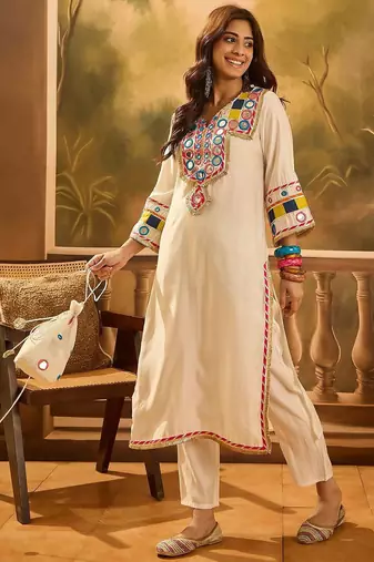 Floral Embroidered Round Neck Thread Work Straight Kurta With Trousers & Bag