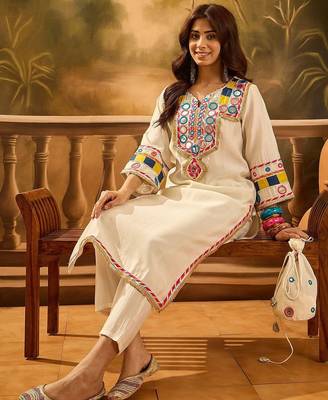 Floral Embroidered Round Neck Thread Work Straight Kurta With Trousers & Bag 6