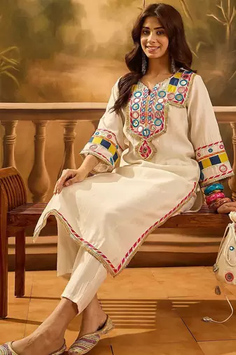 Floral Embroidered Round Neck Thread Work Straight Kurta With Trousers & Bag