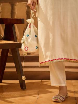 Floral Embroidered Round Neck Thread Work Straight Kurta With Trousers & Bag 7