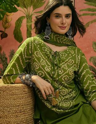 Printed Round Neck Kurta Trousers & Dupatta 2
