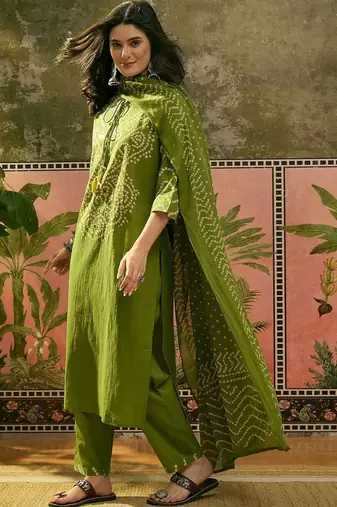 Printed Round Neck Kurta Trousers & Dupatta