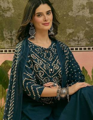 Printed V Neck Kurta Trousers & Dupatta 2