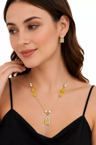 Yellow stone & pearl pendant necklace and earrings jewellery set gold-toned chain, crystal accents, beaded necklaces.
