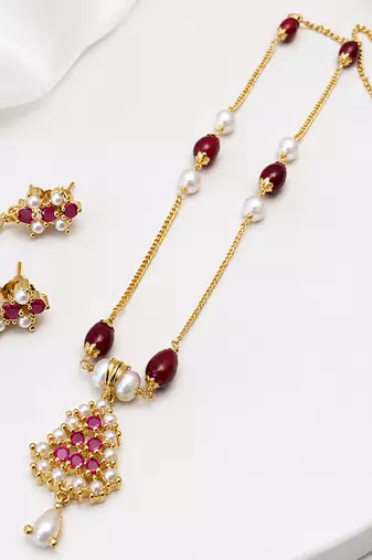 Pearl and ruby beaded necklace and earrings jewellery set gold-tone chain, drop earrings included, ruby & pearl pendant.